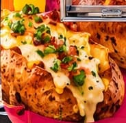 La Bacon : Éclats de bacon grillé, fromage filant et persil frais.